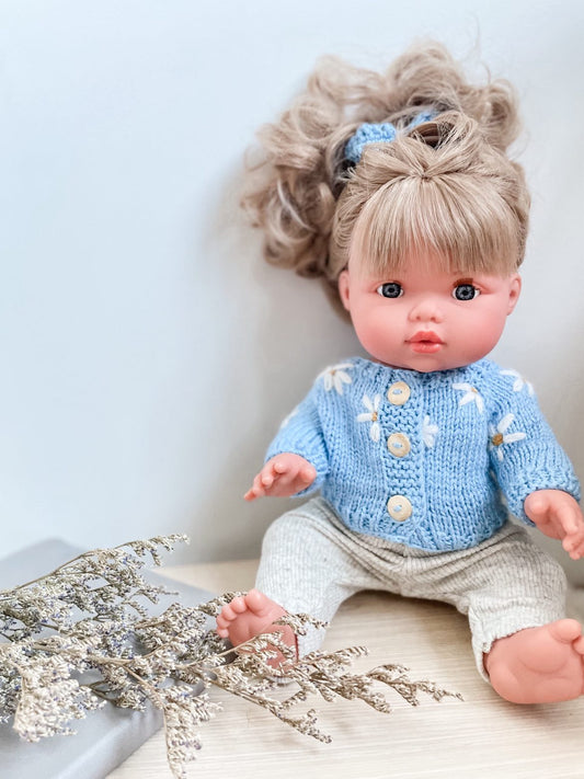 Cardigan fleuri tricoté main avec bandeau – pour poupées 28 à 34 cm 🌼