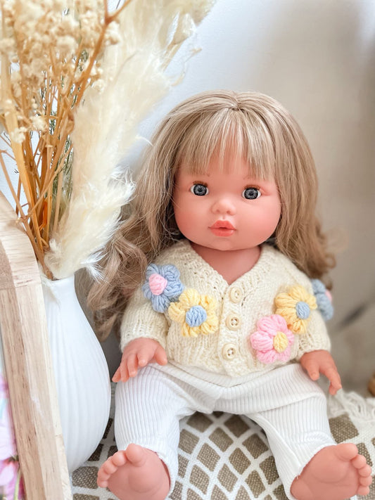 Cardigan fleuri tricoté main avec bandeau – pour poupées 28 à 34 cm 🌼