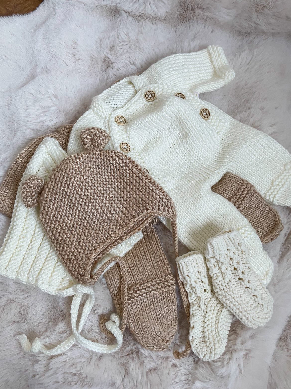 Ensemble tricoté main écru – bonnet ours  & combinaison ❄️