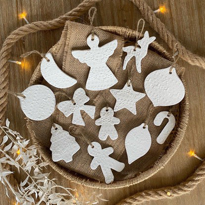 ☃️ Suspension de Noël – Bonhomme blanc en relief