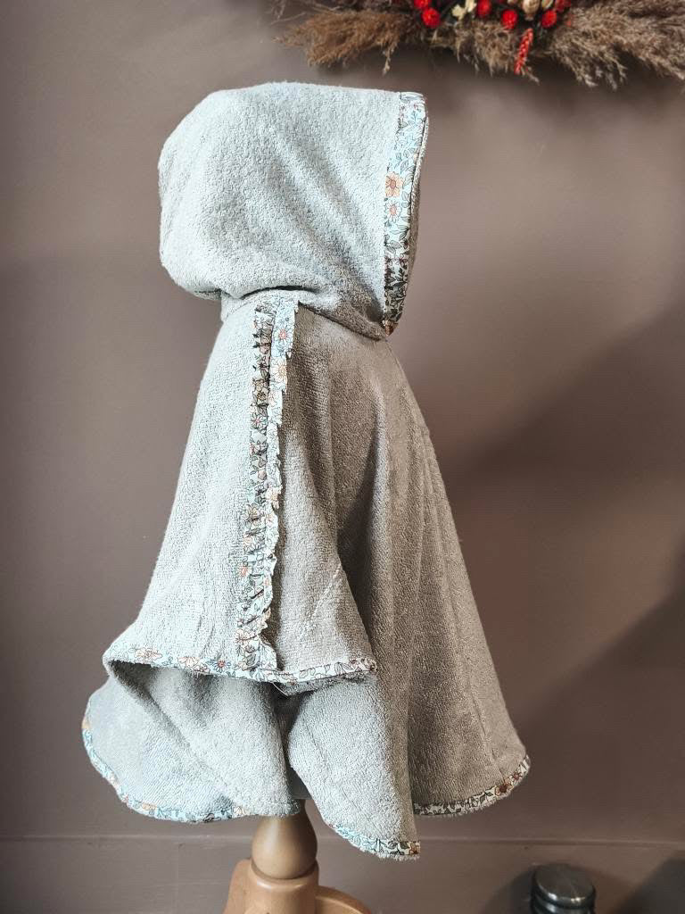 Poncho “Petit Chaperon Rouge” – Édition Forêt Enchantée