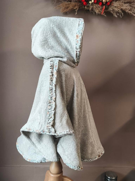 Poncho “Petit Chaperon Rouge” – Édition Forêt Enchantée