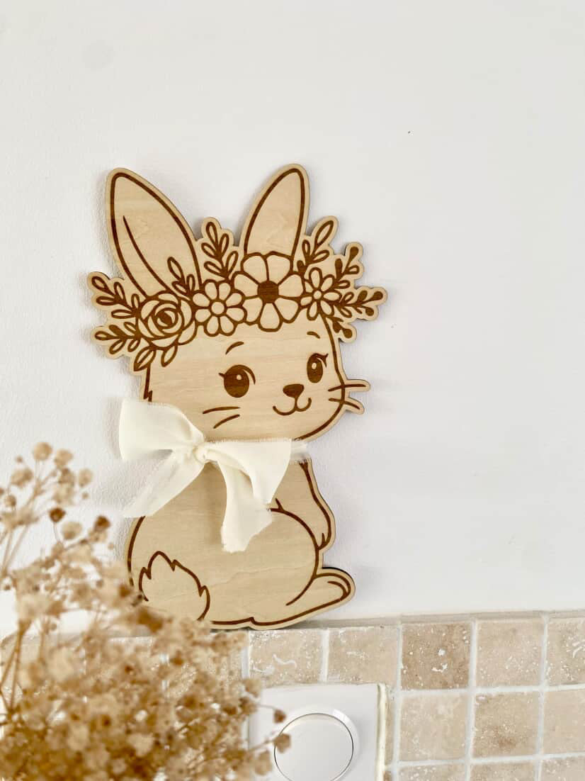 🌸 Lapin en bois fleuri – 30 cm