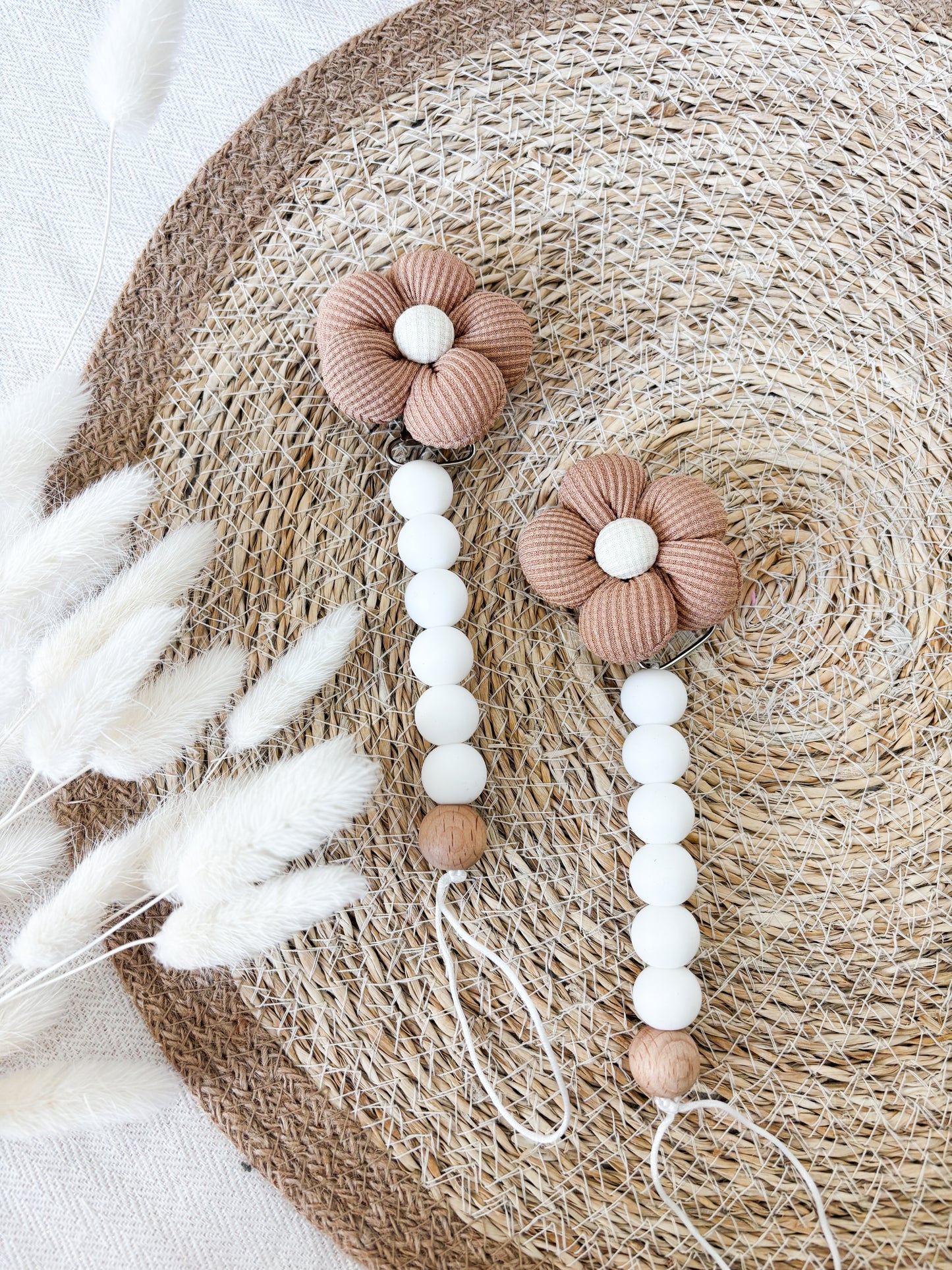 Attache, tétine, fleur, terracotta