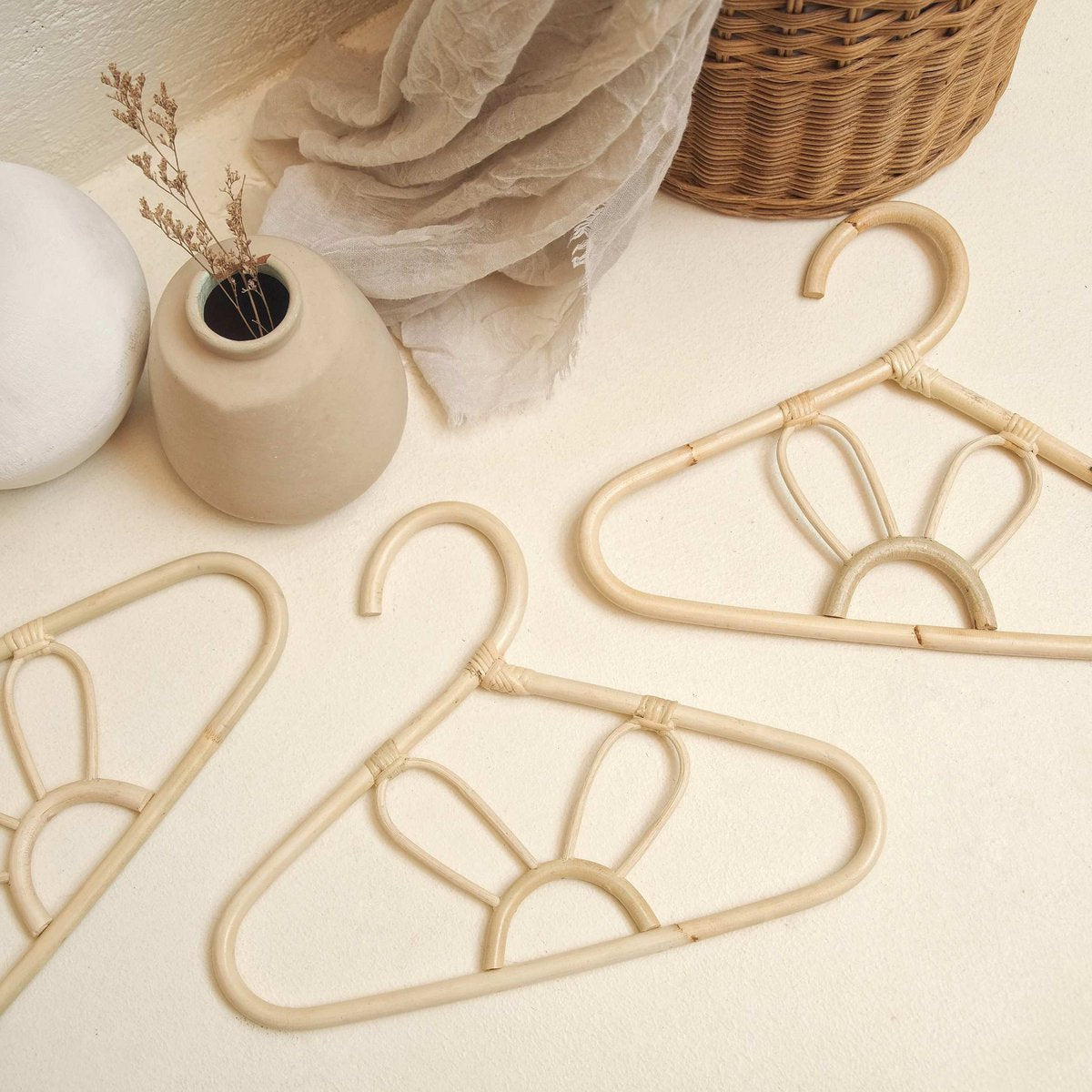 Mini cintre lapin en rotin