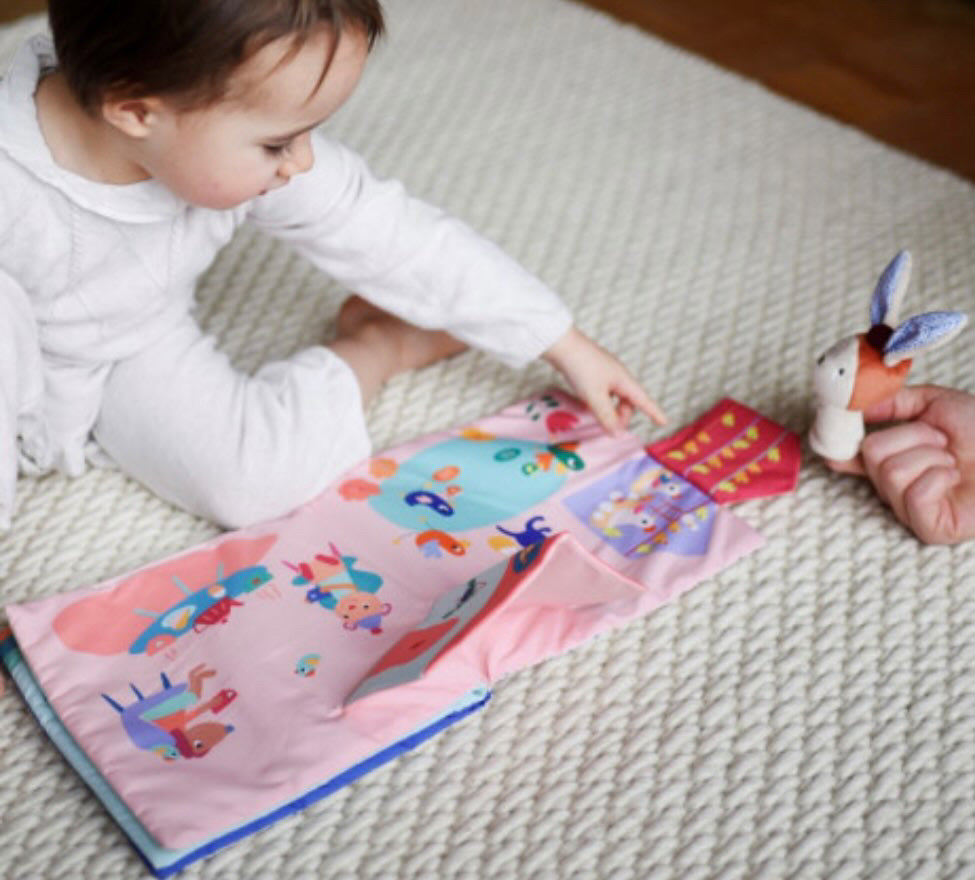 Livre POP-UP en tissu – L’histoire de Gabin Lapin (marionnette incluse)