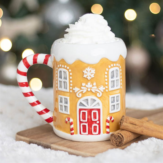 Tasse en forme de maison en pain d'épices avec canne à sucre
